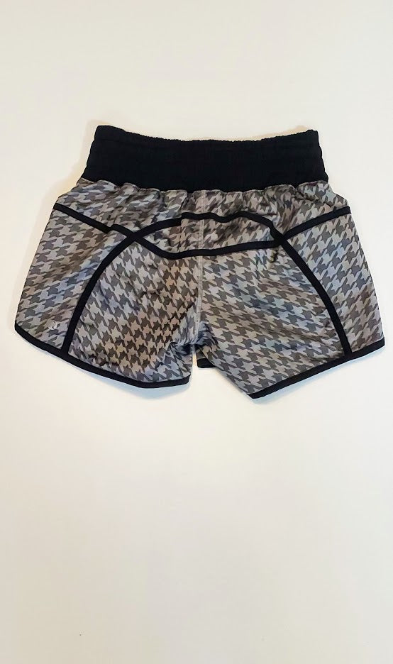 Lululemon, Size 4, Short, Black + White