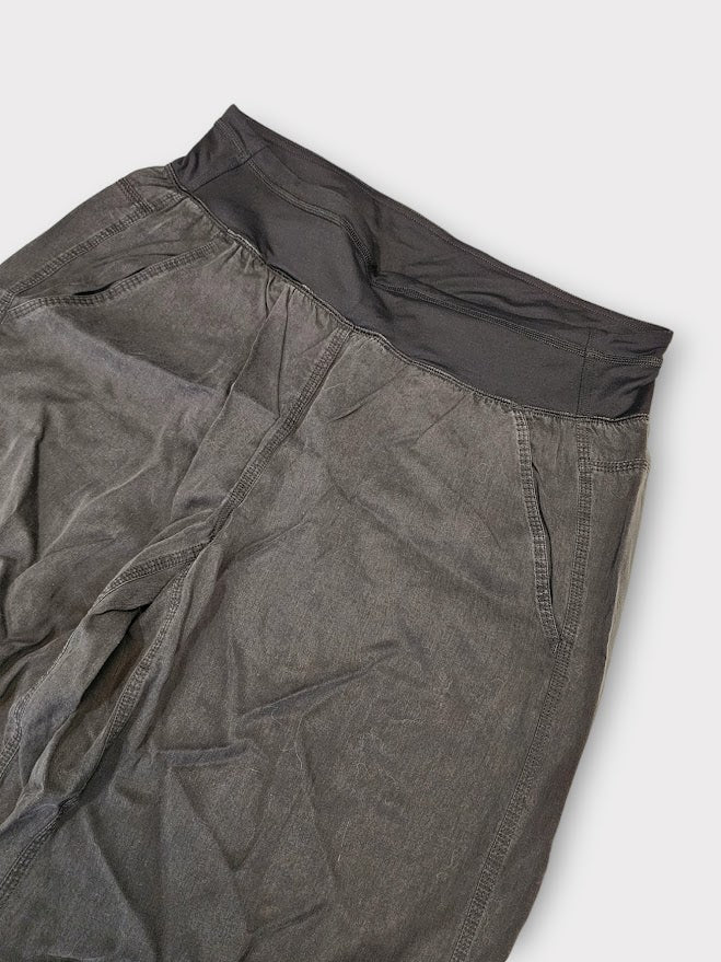 Size 8 - Lululemon Drishti pant