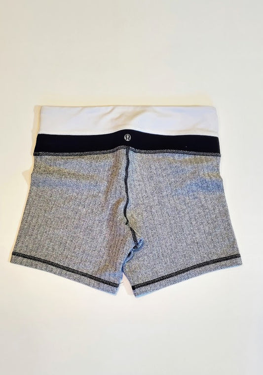 Size 4 - Lululemon Reverse Groove Short (Regular)