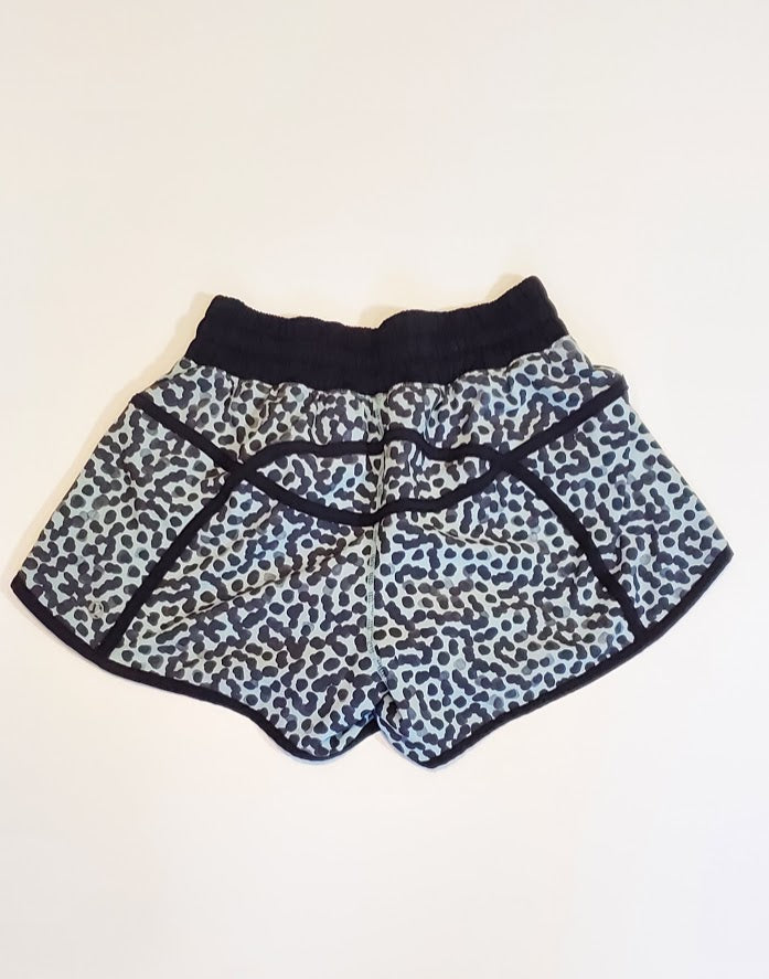 Size 4 - Lululemon Tracker Short III *4-way Stretch