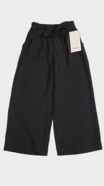 Size 2 - Lululemon Noir Crop